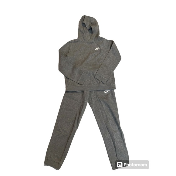 Nike Sportswear Club Fleece
Older Kids' Pullover Hoodie and Sweatpants - Picture 1 of 11